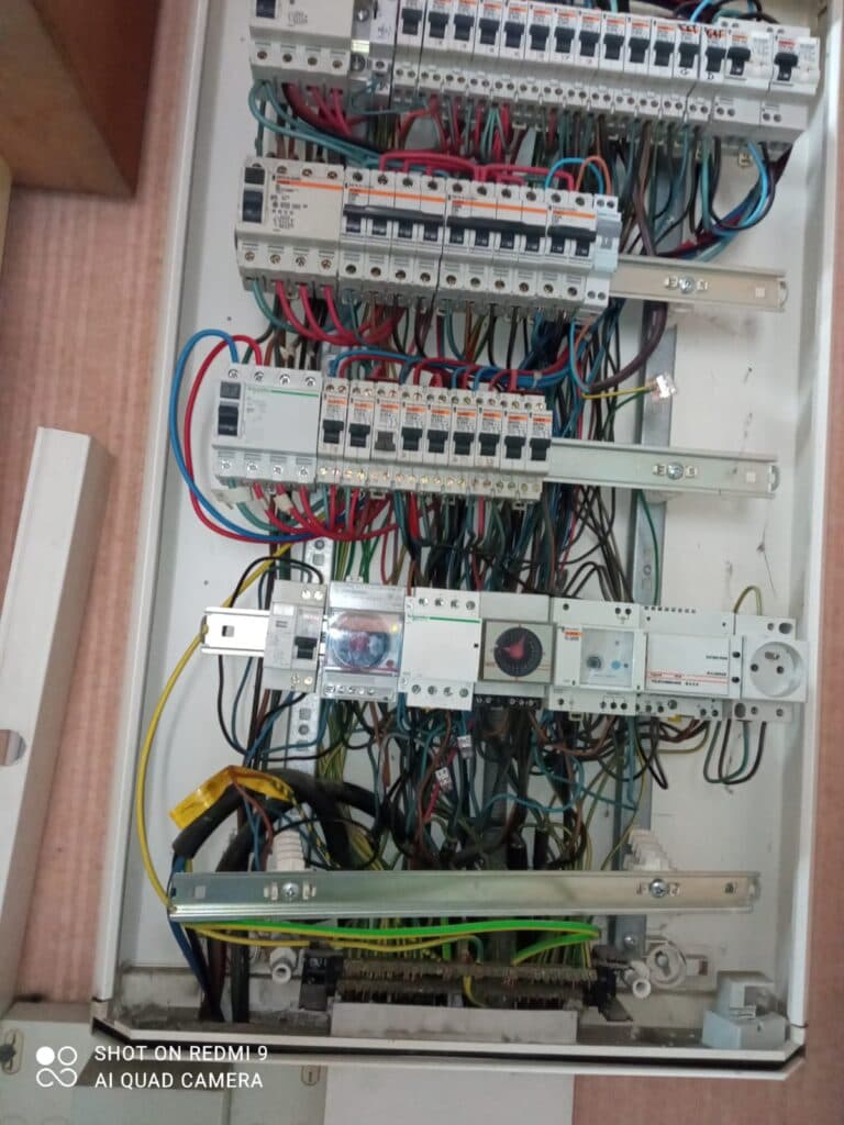 Tableau électrique avec disjoncteurs différentiels modernes