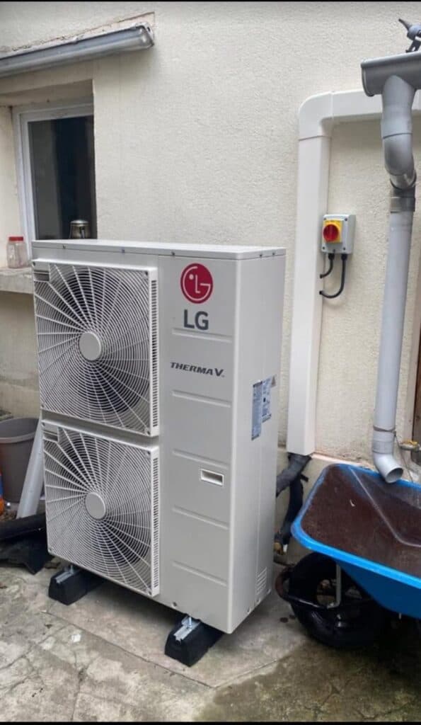 Pompe à chaleur air-eau installée à l'extérieur d'une maison