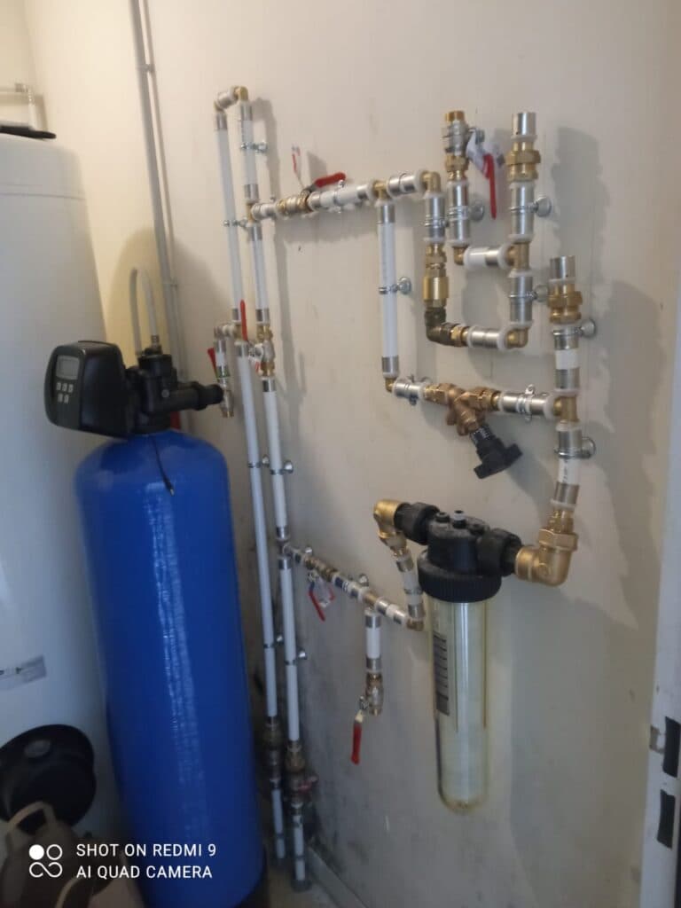 Chauffe-eau, adoucisseur et filtre raccordés en tube multicouche