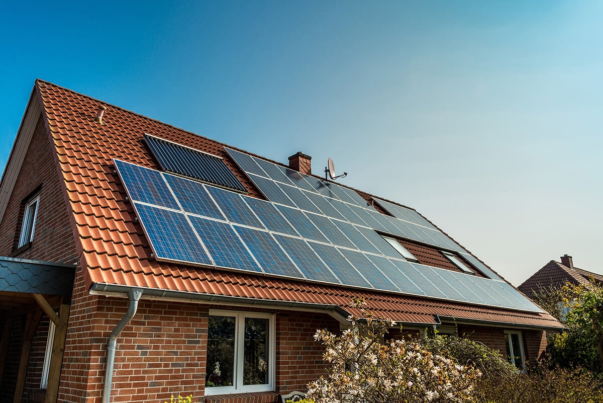 Panneaux Solaires : Comment Choisir le Meilleur Système pour Votre Maison ? 2 panneaux solaires toit maison tuiles